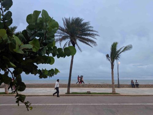 Pondicherry beach road or the promenade beach is a great place to relax for pondicherry locals and tourists